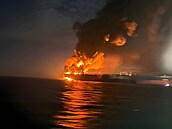 Hoící sankcionovaný tanker v erném moi. (29. listopadu 2025)