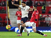 Callum Wilson (vlevo) z West Hamu a Noussair Mazraoui z Manchesteru United.