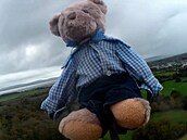 kola pátrá po plyovém medvídkovi, který spadl ze stratosféry