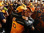 Lando Norris slaví s týmem titul mistra svta formule 1.