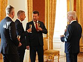 Nov� jmenovaný premiér Andrej Babi� slaví své jmenování p�ípitkem. (9. prosince...