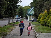 Dti se vracejí ze koly z Hoe, kde válka pinesla zásadní demografické a...