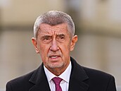 Na nádvoí Praského hradu odpovídá nov jmenovaný premiér Andrej Babi na...