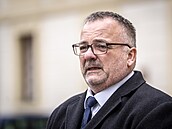 Ivan Bednárik (SPD) odpovídá noviná��m na dotazy po konzultacích s prezidentem...