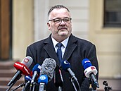 Ivan Bednárik (SPD) odpovídá novinám na dotazy po konzultacích s prezidentem...