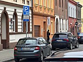 Místo inu. Policista ped domem, kde dolo k tragédii. V minulosti se zde...