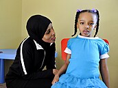 Hodan Hassan ve svém dom se svou estiletou dcerou Geni, která trpí autismem....