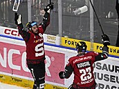 Michal epík ze Sparty slaví gól proti Karlovým Varm.