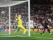 Slávistický branká Jindich Stank inkasuje v utkání s Tottenhamem vlastní gól...