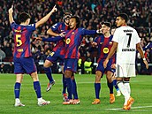 Barcelontí hrái oslavují gól proti Frankfurtu.