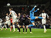 Slávista Michal Sadílek dotírá na brankáe Guglielma Vicaria z Tottenhamu.