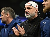 Slávistický trenér Jindich Trpiovský dkuje fanoukm za podporu po zápase s...