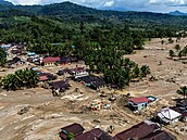 Pohled z dronu ukazuje oblast znienou bleskovou povodní v Batang Toru na...