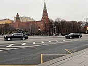Kolona vozidel, která do Kremlu pepravuje americkou delegaci. (2. prosince...