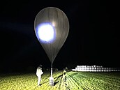 Litevská pohraniní strá na nedatovaném snímku kontroluje balón, který...