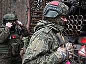 Rutí vojáci stílejí z raketometu BM-21 Grad na ukrajinské pozice u Lymanu v...