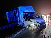 Na dálnici D1 u Velkého Meziíí bouralo hned pt aut najednou. (4. prosince...