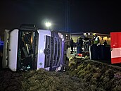 idi nákladního vozu sjel v Micích do píkopu u silnice. (9. prosince 2025)