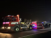 �idi� nákladního vozu sjel v M�icích do p�íkopu u silnice. (9. prosince 2025)