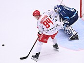 Andrej Nestrail z Tince se snaí vyzrát na libereckého brankáe Petr Kváu.