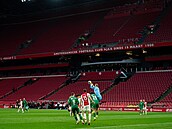 Vítzslav Jaro (v modrém) si musel v dohrávaném zápase s Groningenem zvykat na...