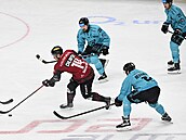 Spar�anský kapitán Chlapík nají�dí do karlovarské obrany.