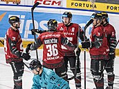 Hrái Sparty se radují z gólu do sít Karlových Var.