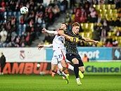 Slávista Erik Prekop (vlevo) se snaí dostat k míi.