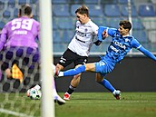 Zviad Nakebija ze Zlína se snaí obehrát bránícího Filipa Matouka z Mladé...