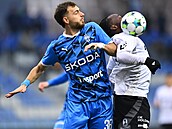 Zlínský úto�ník Stanley Kanu v souboji s Filipem Prebslem z Mladé Boleslavi