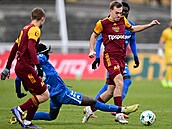 Liberecký záloník Toumani Diakite se snaí vypíchnout mí soupei z Dukly.