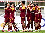 Fotbalisté Dukly se radují z gólu Michala Kroupy.