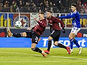 Sparanský obránce Patrik Vydra se snaí v utkání proti Olomouci odvrátit mí...