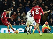 Liverpoolský útoník Hugo Ekitiké stílí gól v utkání proti Leedsu.