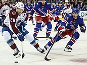Útoník Nathan MacKinnon z Colorada s pukem v utkání proti New Yorku Rangers