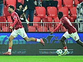 Pardubický obránce Louis Lurvink (vlevo) se spolen s Abdullahim Tankem raduje...