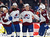Coloradtí hokejisté se spolu s asistujícím Martinem Neasem (vpravo) radují z...