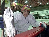 Viktor Ujík se protahuje v praské Edenu jet bhem angamá ve Slavii.