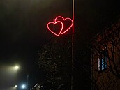 ervená srdce na pouliních lampách se objevila v Olomouci  Chomoutov. Spí...