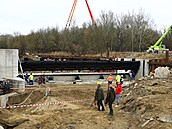 Pomocí autojeábu usadili dlníci první 35tunovou klapku budovaného vzdouvacího...