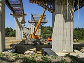 Ocelovou konstrukci estakády na dálnici D3 svaují na míst a postupn ji...