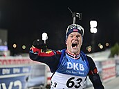 Johan-Olav Botn slaví v cíli vytrvalostního závodu vítzství.