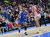 David Böhm brání rozehrávae Olomoucka Jarena Holmese.