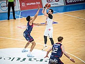 Nymburský basketbalista Jaromír Bohaík stílí v utkání s Brnem.