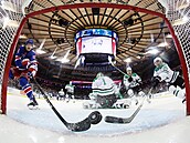 Kyle Capobianco (vlevo) doklepává kotou do branky Dallasu.