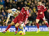 Curtis Jones z Liverpoolu v souboji o mí s Antonem Stachem.