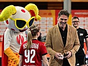 Jaromír Jágr a Vanessa Rebecca Keprtová ped úvodním buly utkání se výcarskem.