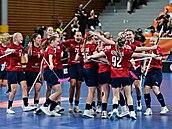 Radost eských florbalistek po vítzství nad výcarskem.