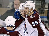 Martin Neas se raduje se spoluhrái.