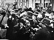 Scéna z filmu Anna proletáka (1953), zachycující boj o Lidový dm v roce 1920.